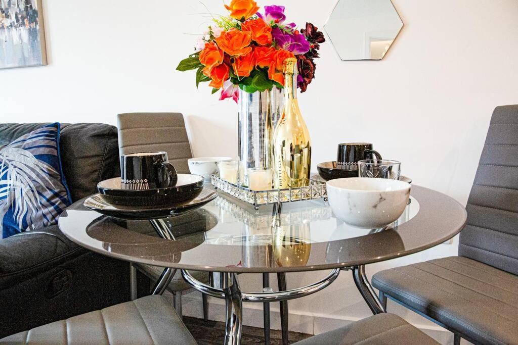A Luxury 2 Bedroom Apartment With 2 Free Parking Chatham  Esterno foto