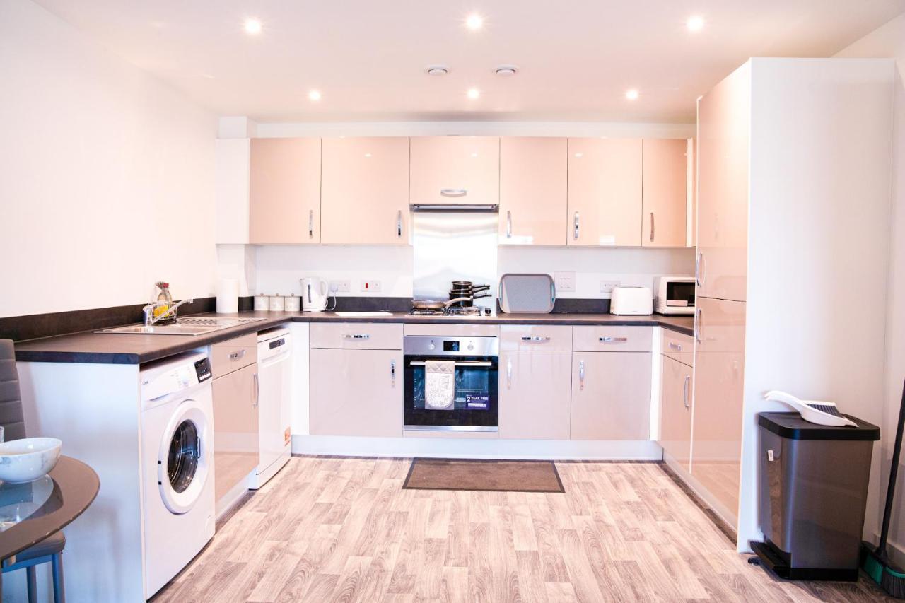 A Luxury 2 Bedroom Apartment With 2 Free Parking Chatham  Esterno foto